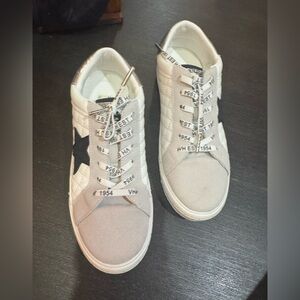 Vintage Havana Kate Snake sneakers. Size 7